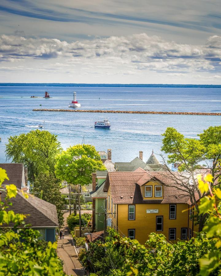 Pine Cottage Bed & Breakfast Mackinac Island Exterior photo